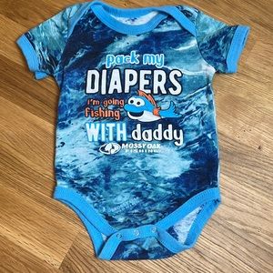 💚 5 for $20 | Mossy Oak camo fishing short sleeve onesie